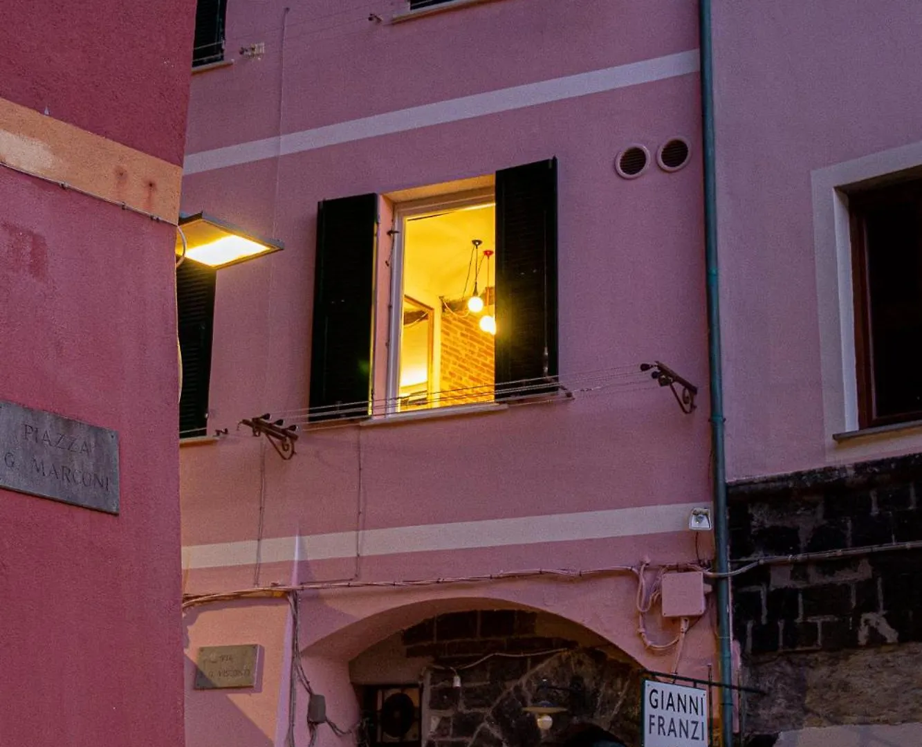 The Vernazza Main Plaza - Rooms & Suites Gæstehus