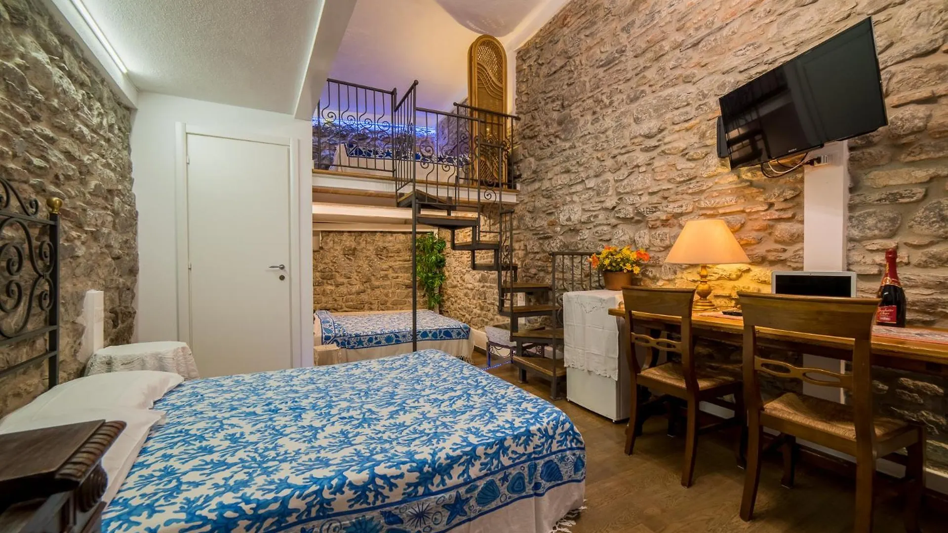 The Vernazza Main Plaza - Rooms & Suites 0*,