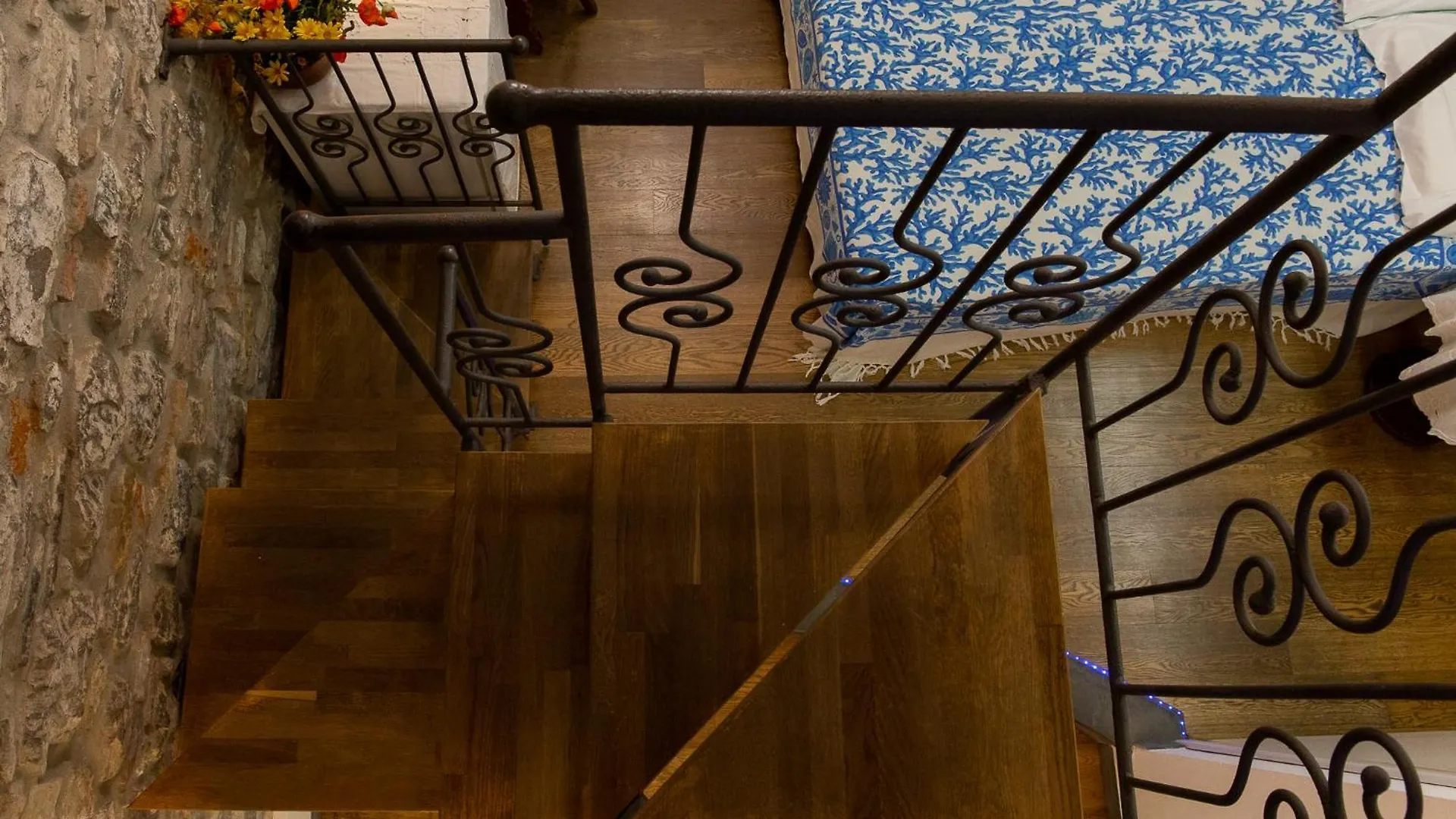 The Vernazza Main Plaza - Rooms & Suites