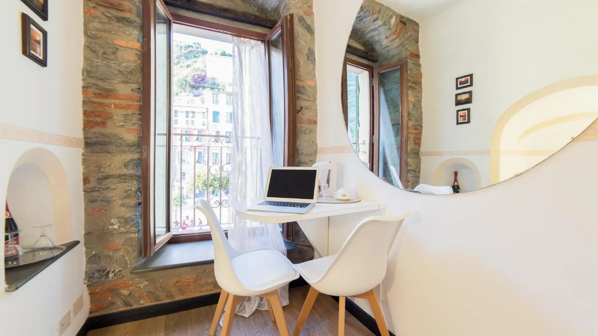 The Vernazza Main Plaza - Rooms & Suites