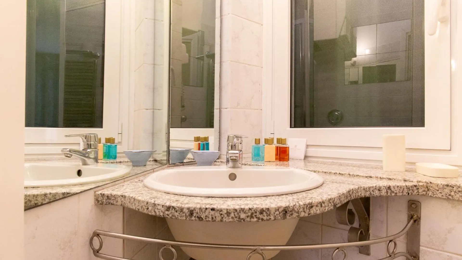 The Vernazza Main Plaza - Rooms & Suites