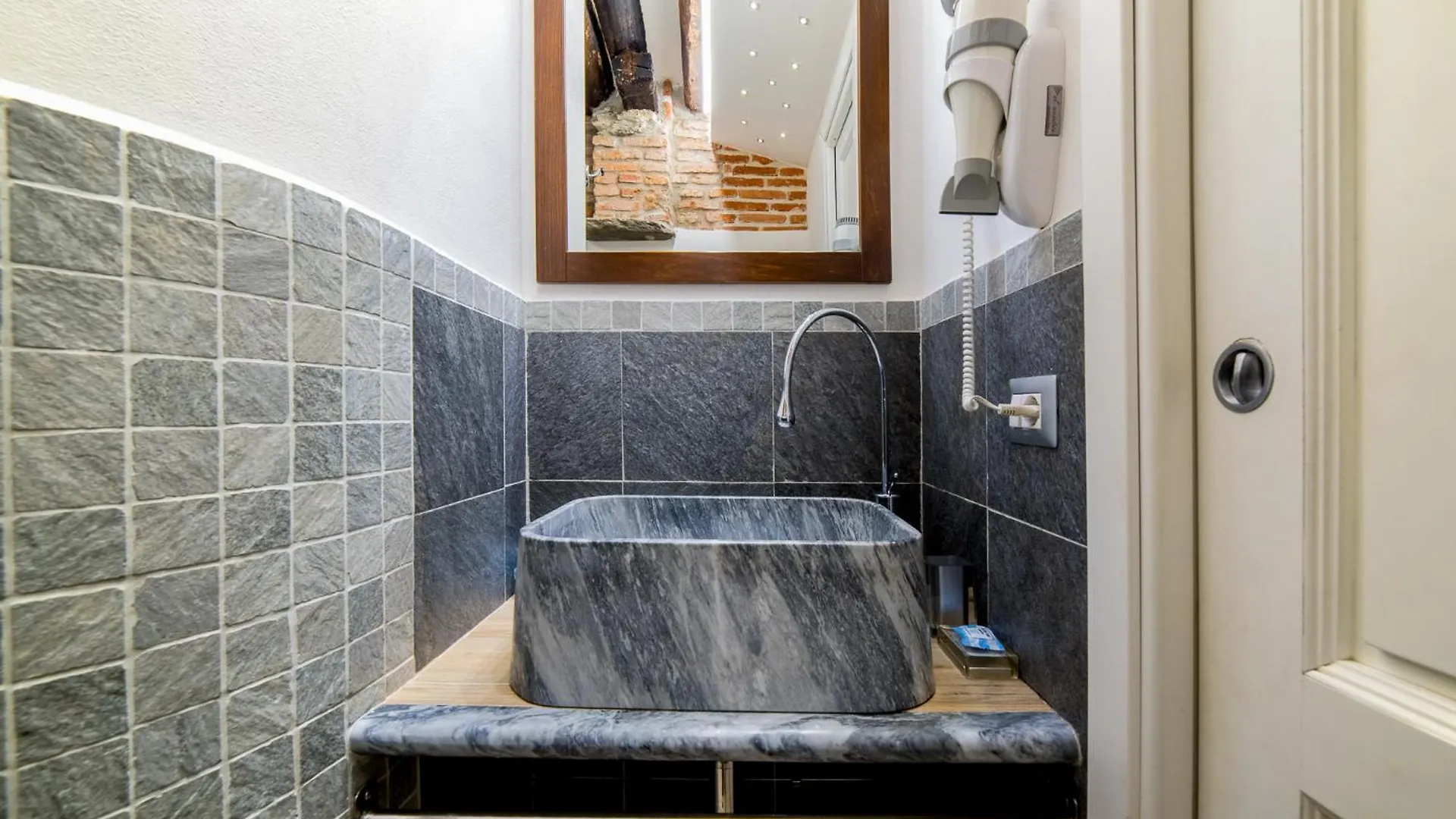 The Vernazza Main Plaza - Rooms & Suites