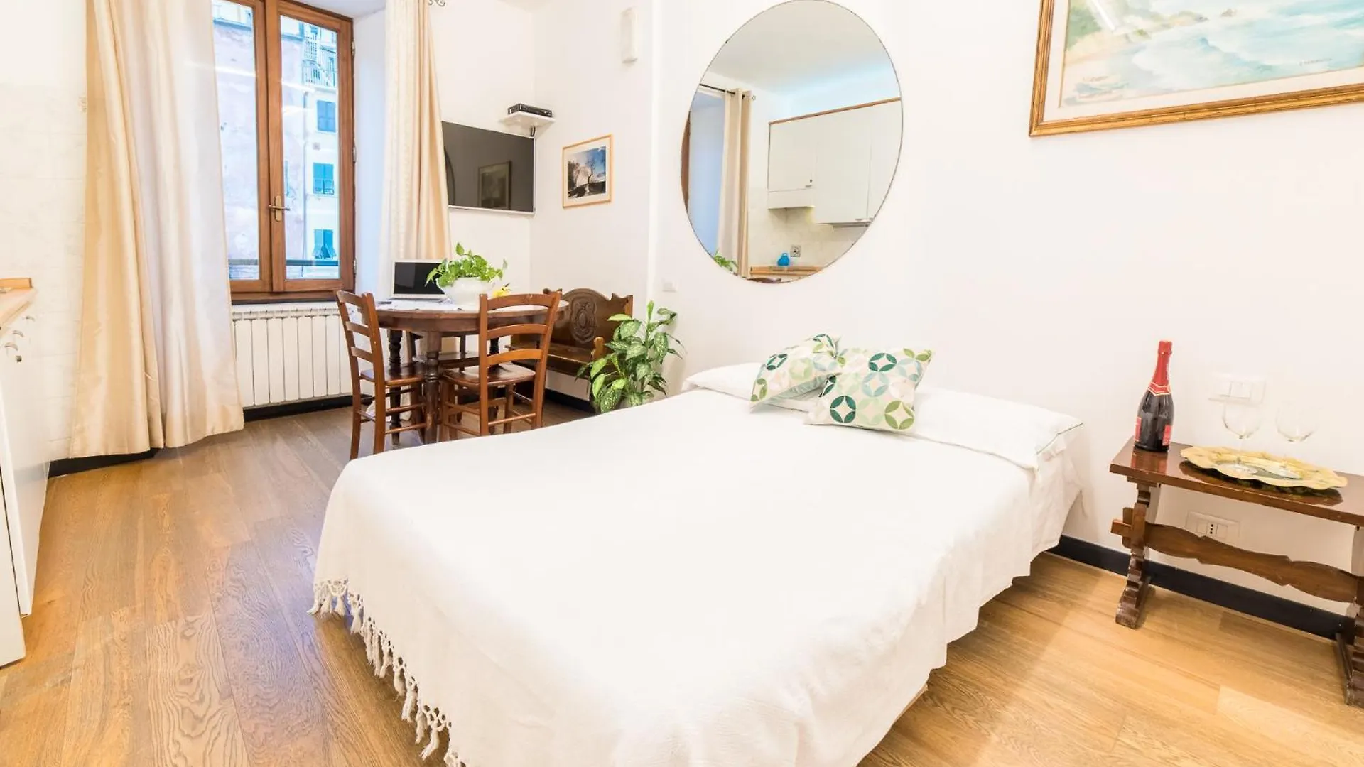 The Vernazza Main Plaza - Rooms & Suites