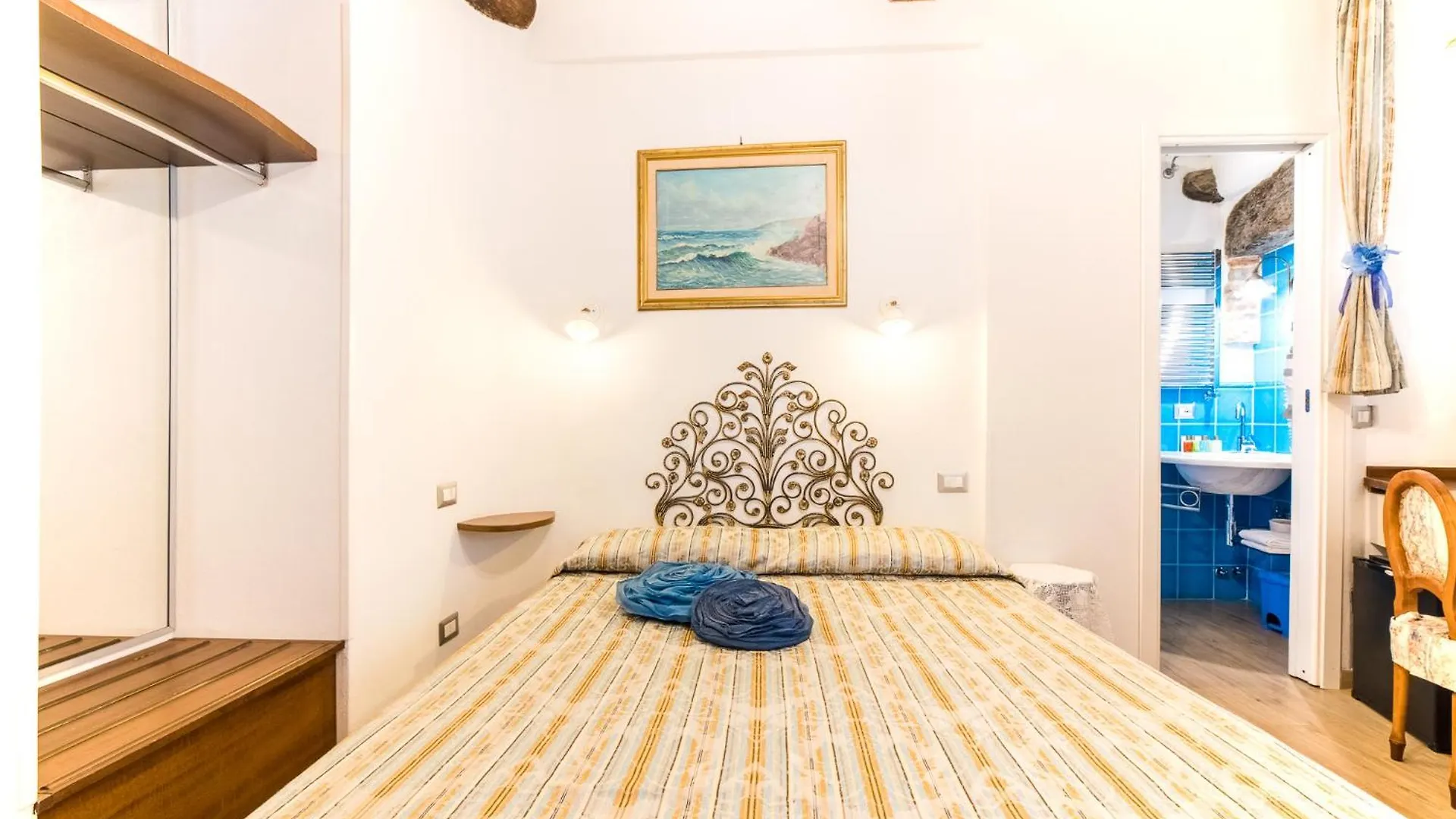 The Vernazza Main Plaza - Rooms & Suites